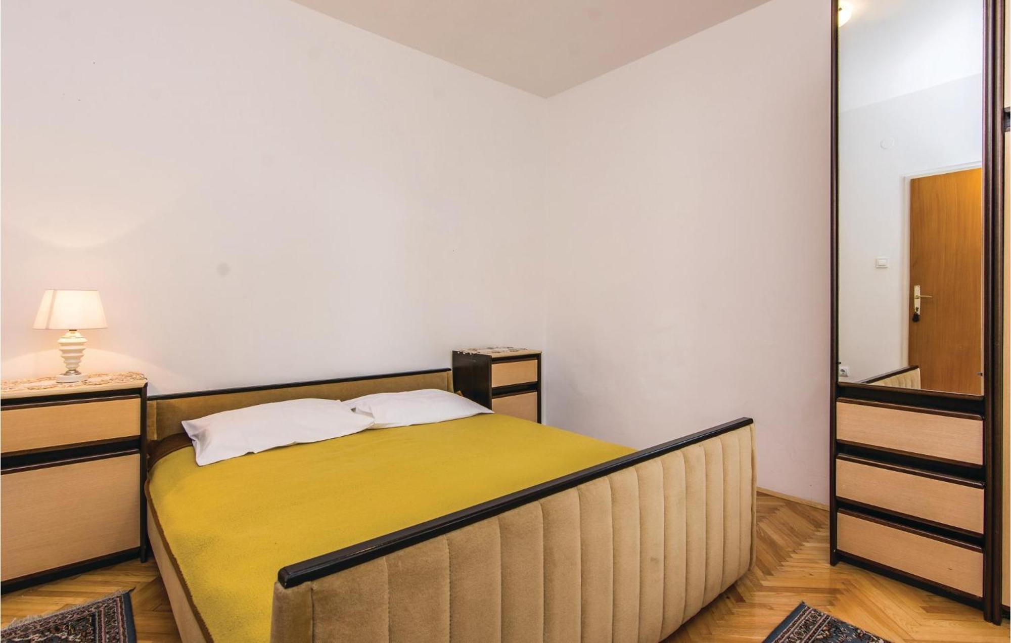 4 Bedroom Awesome Apartment In Starigrad 外观 照片