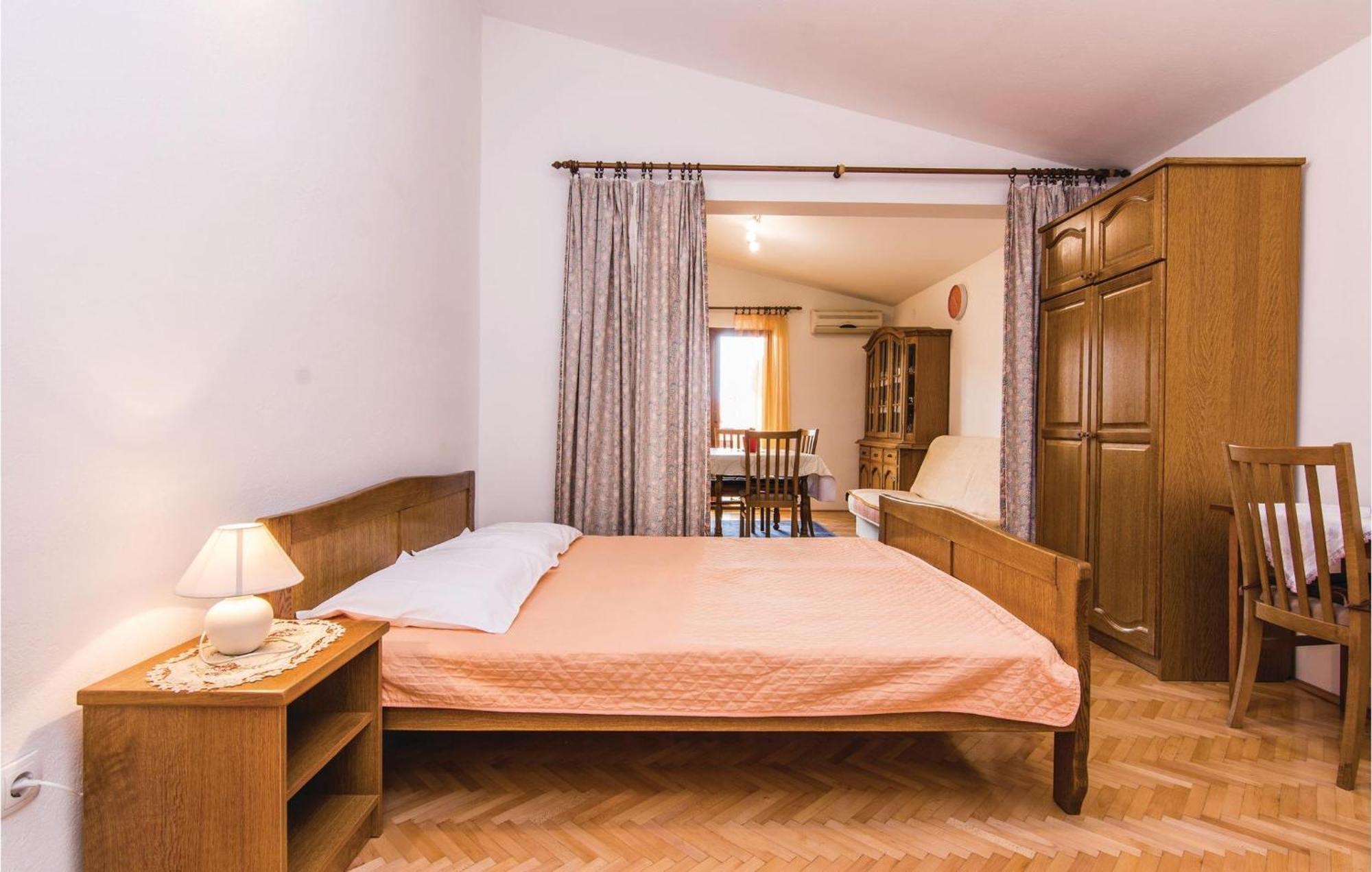 4 Bedroom Awesome Apartment In Starigrad 外观 照片