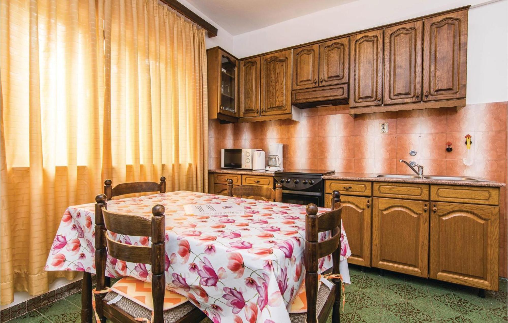 4 Bedroom Awesome Apartment In Starigrad 外观 照片