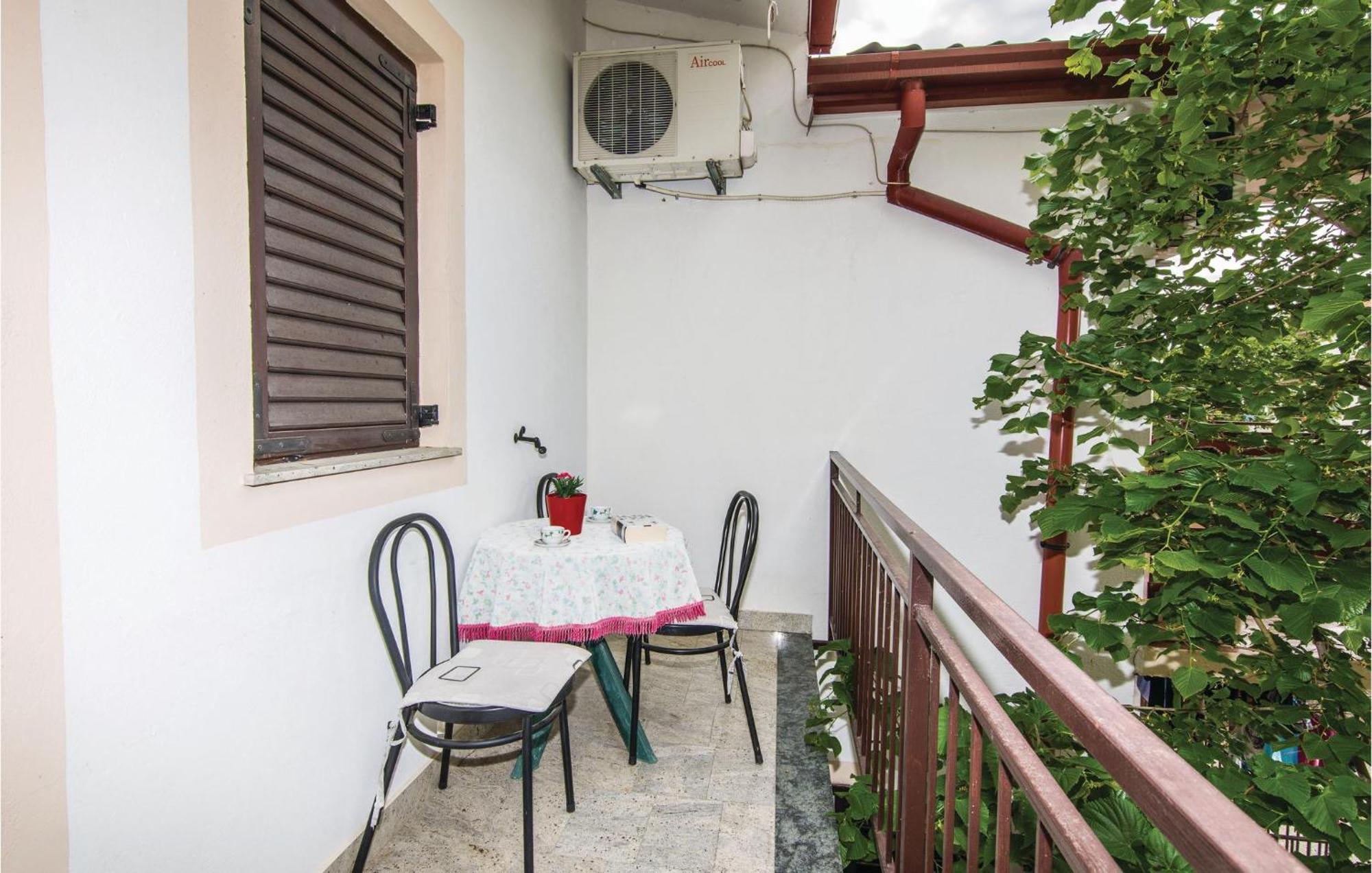 4 Bedroom Awesome Apartment In Starigrad 外观 照片