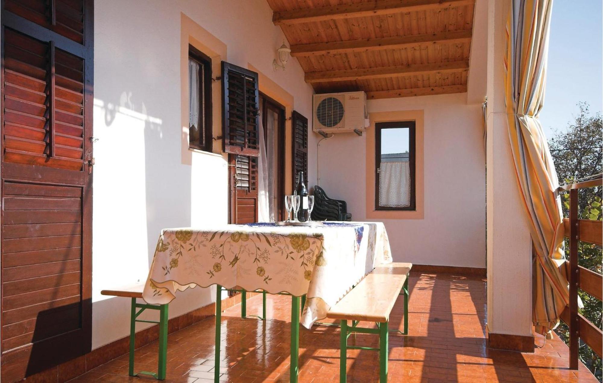 4 Bedroom Awesome Apartment In Starigrad 外观 照片