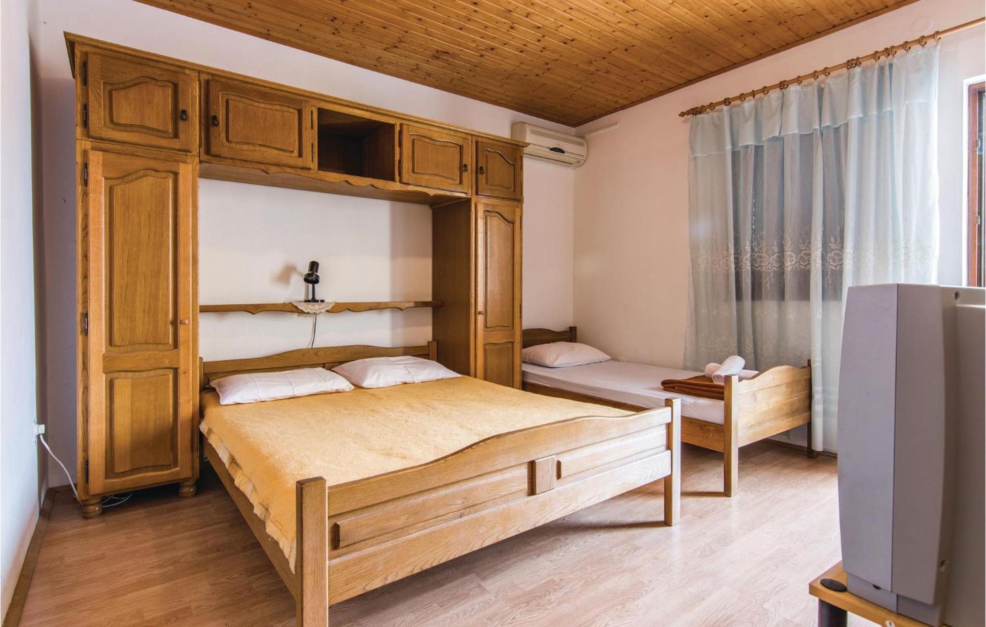 4 Bedroom Awesome Apartment In Starigrad 外观 照片